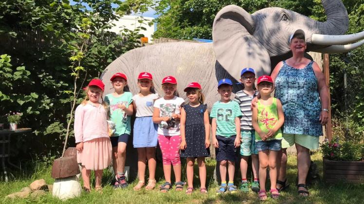 Die künftigen Abc-Schützen der Kita Dallmin mit ihrer Erzieherin Marina Weis besuchten den Elefantenhof. 