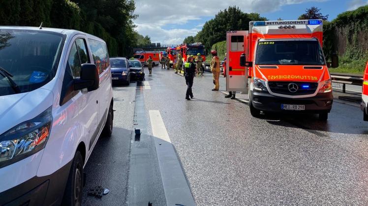 Nach dem Unfall: Die Feuerwehr Halstenbek und der Rettungsdienst sind kurz vor der Anschlussstelle Hamburg-Eidelstedt im Einsatz.