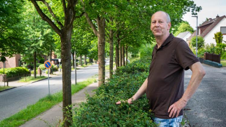 Hecke und Bäume gehören der Stadt: Weil deren Wurzeln in den Hausanschluss wuchsen, will Torsten Pingel nicht zahlen.
