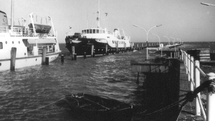 Die „Uthlande“ an der überfluteten alten Mole des Wyker Hafens.