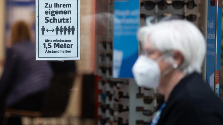 Die Pflicht zum Tragen einer Mund-Nasenbedeckung beim Einkaufen wird aktuell heiß diskutiert. 