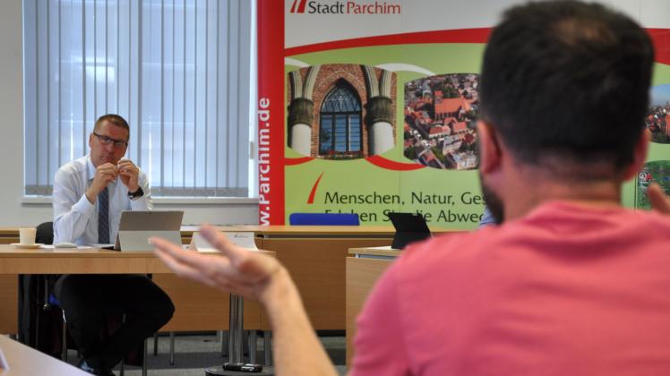 André Pinnau (SPD) und Parchims Bürgermeister Dirk Flörke (CDU) diskutieren über die langsame Städtebauförderung.
