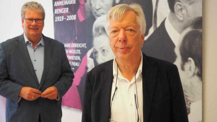 Ernst Dieter Rossmann (vorne) mit dem Kreisvorsitzenden Thomas Hölck vor dem Bild der ehemaligen Bundestagspräsidentin Annemarie Renger in den Geschäftsräumen der Kreis-SPD. 