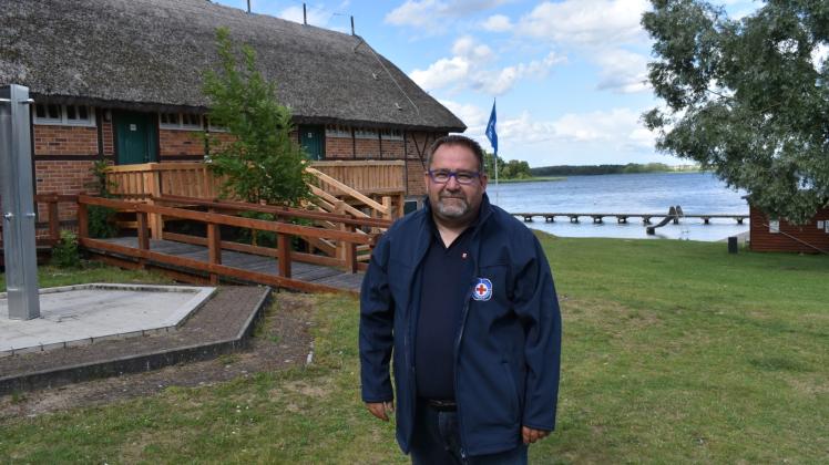 Erst Corona, nun schlechtes Wetter: Hilmar Fischer, der Pächter der Historischen Badeanstalt in Krakow am See, hat in dieser Saison so gut wie keine Einnahmen. 