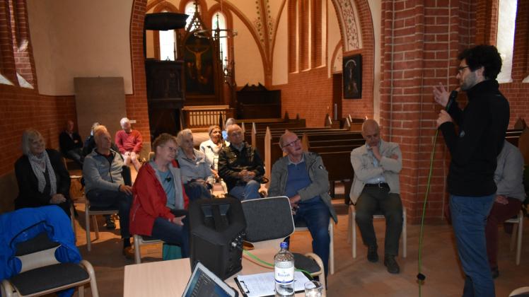 Voller Elan: Axel Meier will für die evangelische Kirchengemeinde Laage die Feldsteinkirche in Recknitz auch zu einem Ort der Begegnung machen. 