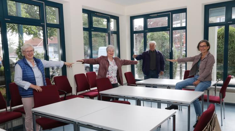 Hier ist Abstandmöglich: Karin Menegat (Koordinatorin, von links), Meike Grage (Café-Leiterin), Heinz Fieroh (Leiter „Plattdüütsch in Gorland“) und Christiane Johannsen (Seniorenbüro) demonstrieren das in einem der Räume im Begegnungs-Zentrum Gadeland.