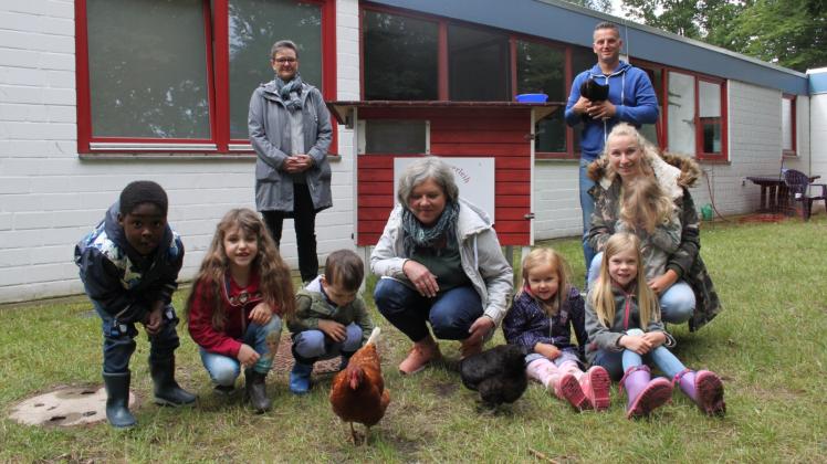 Die braune Henne namens Romy und die anderen drei Hühner aus dem Verleih von Matthias Graupner haben es den Kindern angetan. Auch Kita-Leiterin Erika Kröger (links) und Projektleiterin Barbara Witte (Mitte) sind von dem Federvieh begeistert.