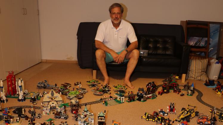Thomas Rauch inmitten der etwa 100 aufgebauten Lego-Sets.