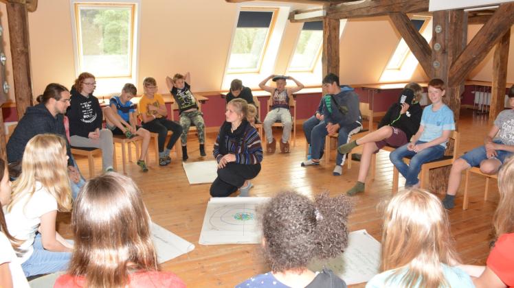 Abschiedsrunde gestern im Gruppenraum „Alte Räucherkammer“ im Schloss Dreilützow. 22 Mädchen und Jungen aus der Region erlebten seit Sonntag im Haus eine Ferienfreizeit. 