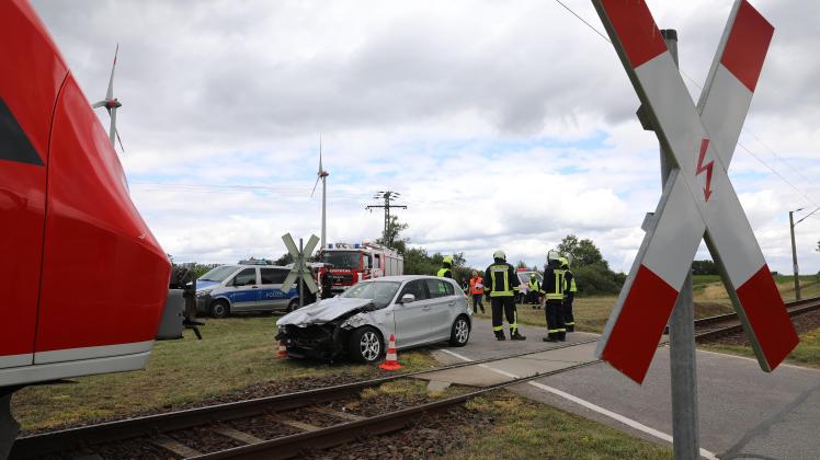 Zugunfall im Landkreis Rostock geht glimpflich aus: Autofahrer stößt am unbeschrankten Bahnübergang in Mierendorf (bei Plaaz, LRO) mit S-Bahn Güstrow - Rostock zusammen
