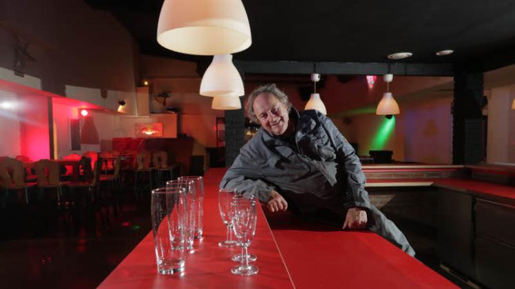 Stolz präsentiert „Ela“-Betreiber Kaj-Uwe Dammann seinen neuen Tresen im Clubraum der Disco.