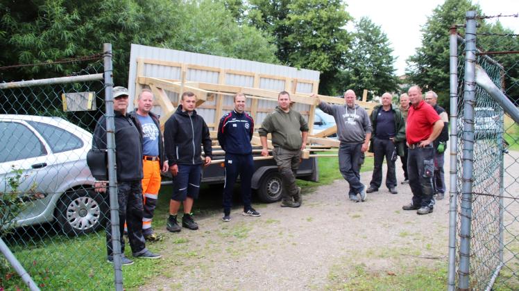 Erfolreicher erster Arbeitseinsatz des Jahres: Mitglieder des Angelvereins Petri Heil Warin rissen ihren alten Holzschuppen ab und bauten einen neuen auf.