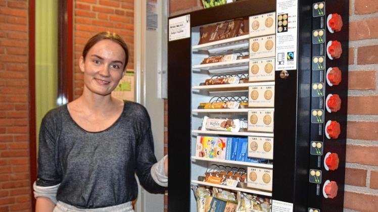 Die 21-jährige FÖJ'lerin Anna Schneider aus dem „Grünen Haus“ hat die Anschaffung und Aufstellung des „Fair-o-mat“ als Jahresprojekt verwirklicht.