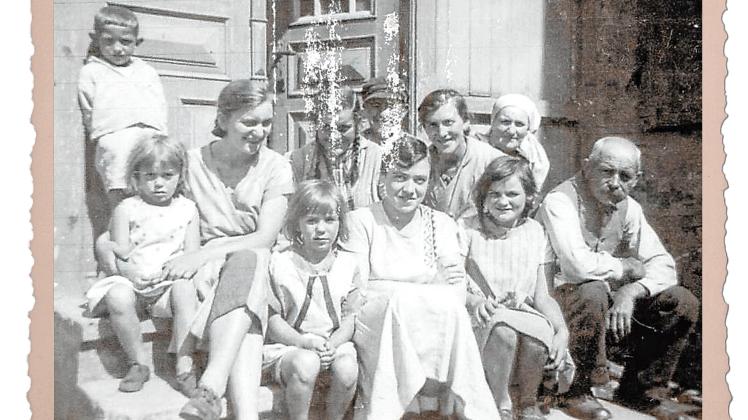 Das Mädchen Klara Fischer, (2.v.re) verschwand in der mecklenburgischen Heimat spurlos.