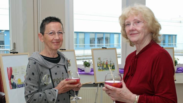 Mit einem Lächeln schauen sich Christliebe Zakowski (l.) und Brigitte Martens, beide Angehörige von Demenzkranken, die neue Ausstellung „DeMensch“ der Diakonie an. 
