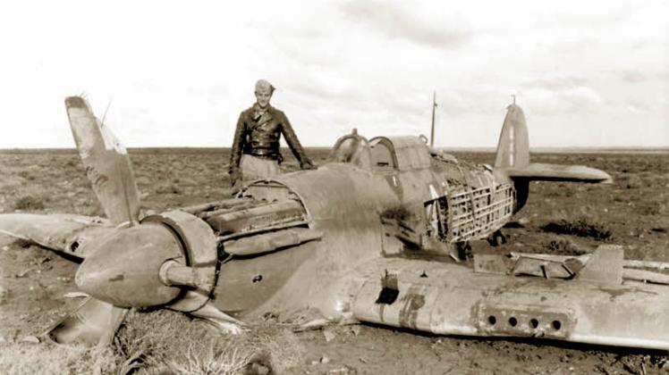 Wehrmachtspilot Hans-Joachim Marseille im März 1942 neben einer von ihm abgeschossenen britischen „Hurricane“: Auf keinem westlichen Kriegsschauplatz hat ein Pilot mehr feindliche Flugzeuge vom Himmel geholt:158 Luftsiege.