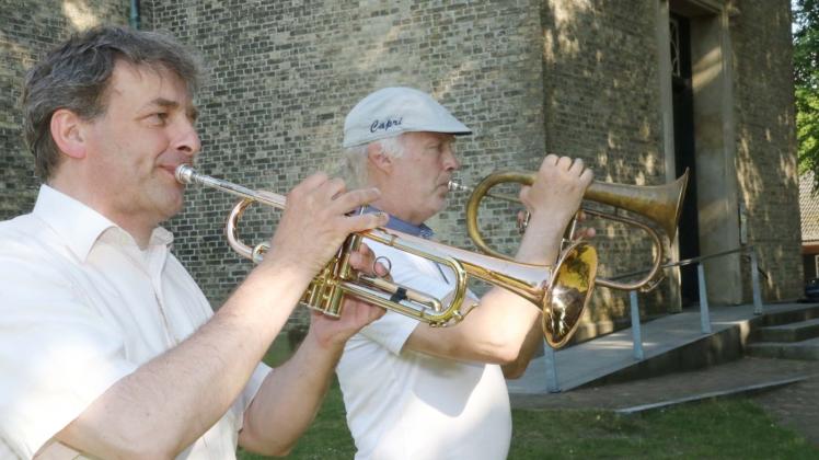 Seit vielen Wochen spielen Pastor Wolfgang Miether (vorne) und Jens Jensen, der Leiter des Posaunenchors Bokhorst, regelmäßig auf dem Rasen vor der Vicelinkirche. Jetzt spielt Jensen immer sonnabends und ist damit der neue Turmbläser der Stadt.