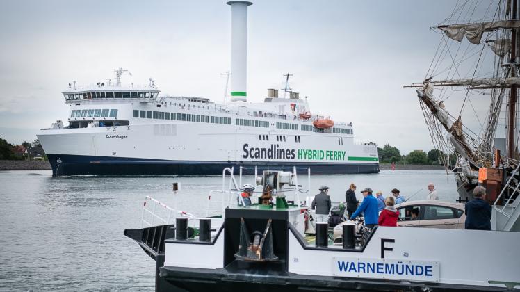 Hybridfähre trifft auf Autofähre: Täglich verkehrt das moderne Schiff der Reederei Scandlines zwischen Rostock und Gedser. 