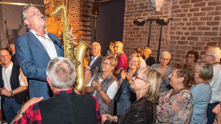 Auf Tuchfühlung mit dem Zarrentiner Publikum: Saxophonist Andreas Pasternack 