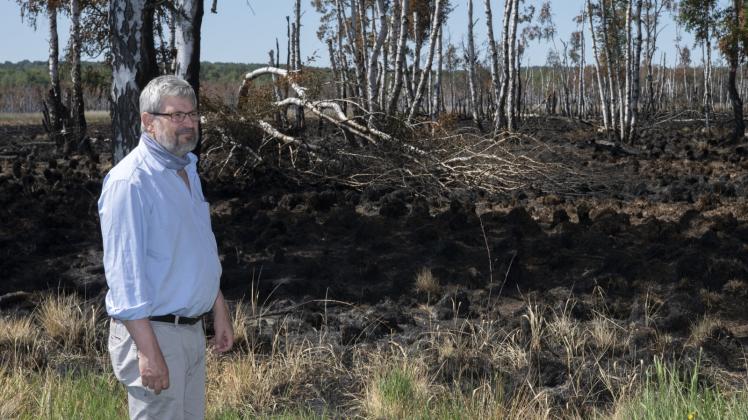 Umweltminister Axel Vogel (Grüne) informiert sich über die Brandschäden, die in Brandenburger Forsten zunehmend durch starke Trockenheit verursacht werden. 