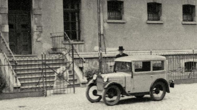 Gerhard Brelowski, seit 1932 Seelsorger am Zentralgefängnis, war der erste Geistliche in Mecklenburg, der ein Auto besaß.  Repro: Fritz Hoßmann 