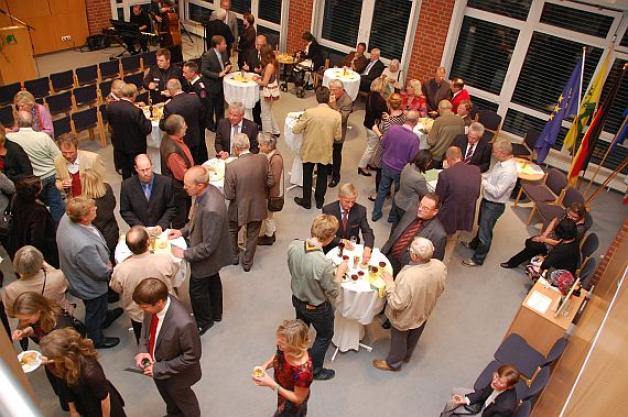 Rund 100 Gäste aus Wirtschaft, Politik und Gesellschaft waren der Einladung der Gemeinde in den Ratssaal gefolgt. Foto: Meise