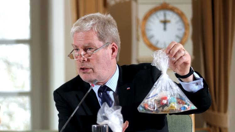 Er wird das Thema Plastik nicht los: Stadtwerke-Geschäftsführer Wolfgang Schoofs, hier im April 2018 bei einer Pressekonferenz im Rathaus, bei der er demonstrierte, dass bei den Reinigungsarbeiten auch „normaler“ Plastikmüll mit eingesammelt wird.