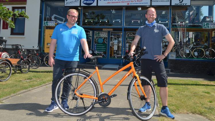 Daniel Sauter (rechts), Inhaber der Fahrradbörse, und Redaktionsleiter Gerrit Bastian Mathiesen präsentieren das Fahrrad, das es diese Woche zu gewinnen gibt.
