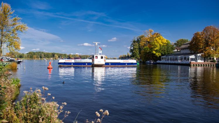 Der Schwielowsee – hier mit der Fähre zwischen Caputh und Geltow – zieht viele Touristen nach Brandenburg.  