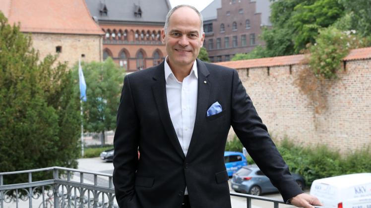 Thorsten Ries, Hauptgeschäftsführer der Industrie- und Handelskammer (IHK) Rostock, steht vor seinem Büro. Die IHK begleitet ihre Mitglieder bei der Bewältigung der Folgen der Corona-Krise.