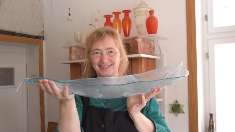 Verliebt in Glas, das ist Ute Stender aus Dömitz, wo sie in der Alten Brauerei Köhn Atelier, Werkstatt, Laden und Studio betreibt. 