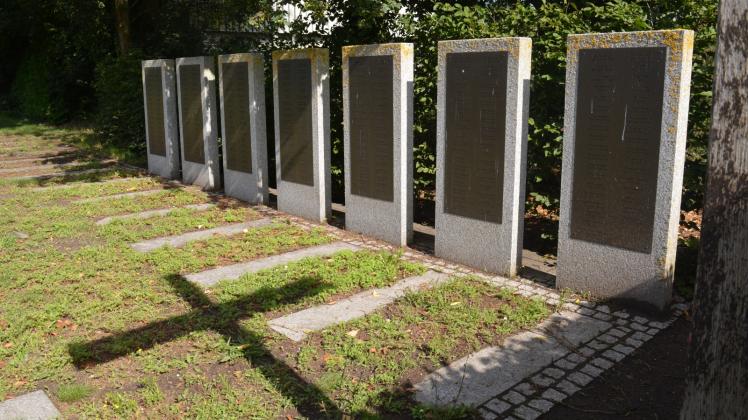 Das Gräberfeld auf dem Güstrower Friedhof, auf dem die Opfer der „Selbstmordwelle“ im Mai 1945 bestattet sind, soll zu einer zentralen Gedenkstätte umgestaltet werden, schlägt der Historiker Dr. Ingo Sens vor. 