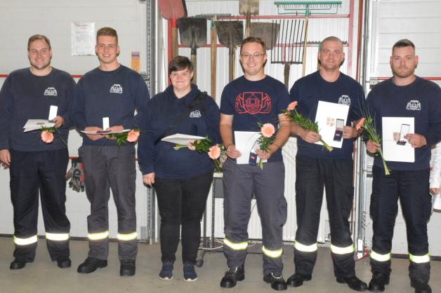 Für ihre langjährige Mitgliedschaft erhielten  Angehörige der Freiwilligen Feuerwehr Strohkirchen die Brandschutz-Ehrenspange.  Fotos: Hirschmann 
