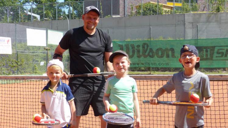 Tennis für die Jüngsten: Momme, Lucy und Elias (v.l.) sind bei Trainer Sven Jakobeit dabei. 