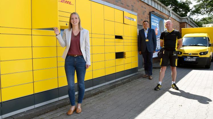 Packstationen machen den Postkunden unabhängig von den Öffnungszeiten der Filiale: Jessica Matschke (Bürgermeisterbüro Fockbek) sowie Thorn Schütt und René Nasner von der Deutschen Post (von links) stellten die „gelbe Wand“ der Öffentlichkeit vor.