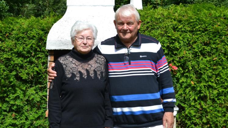 Sind seit 66 Jahren glücklich verheiratet: Eckhard Schwennicke und seine Frau Ursula in ihrem Garten in Quickborn. 