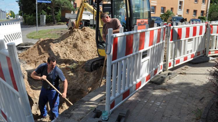 Sperrung am Walter-Griesbach-Platz: Zurzeit werden die Wasserleitungen gelegt. 