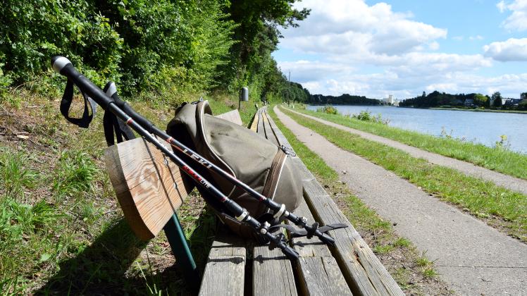 Die „Längste Bank“ am Nord-Ostsee-Kanal ist ein beliebter Rastplatz für Wanderer.