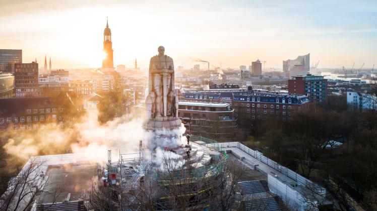 Das Bismarck-Denkmal über dem Hafen wird derzeit saniert. Zuvor hatten Reinigungstrupps das Monument von Dreck bereit.
