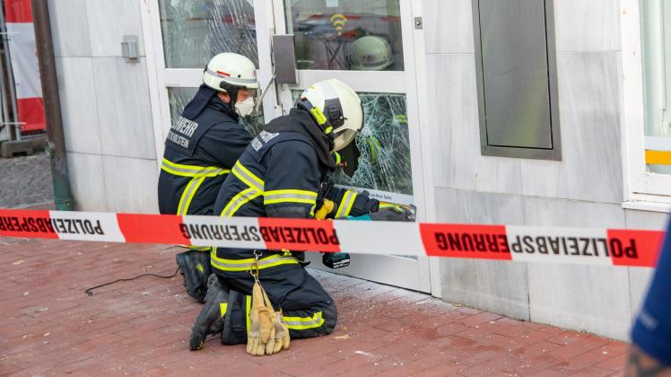 Einsatzkräfte der Feuerwehr Neustadt hebelten die Eingangstür der Commerzbank-Filiale in Neustadt auf.  