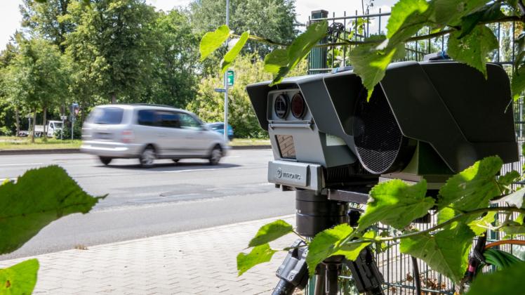 Gut versteckt hinter Sträuchern: Die mobile Blitzanlage an der Ludwigsluster Chaussee in Schwerin registriert jede Geschwindigkeitsüberschreitung. Fahrverbote drohen nun wieder ab 31 Kilometer pro Stunde zu viel auf dem Tacho. 