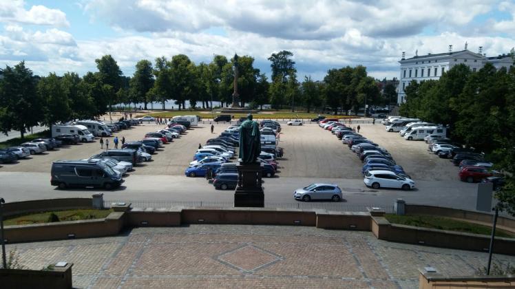 Bis zu 140 Autos und Wohnmobile parkten zeitweise gleichzeitig auf dem Alten Garten. Seit gestern verhindern neue Poller die freie Zufahrt. 