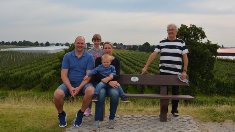 Haselaus Bürgermeister Peter Bröker (rechts, CDU) freut sich über die Spende von Familie Grote. André und Sandra Grote nahmen mit ihren Kindern Emily (8) und Hannes (2) Platz und genossen den Elbblick. 