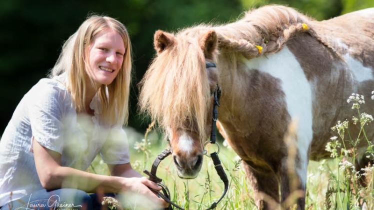 Nele Daumann hat ein feines Gespür für Pferde. Sie wurde jetzt zum zweiten Mal für ihre herausragenden Leistungen bei der Trainerausbildung geehrt.