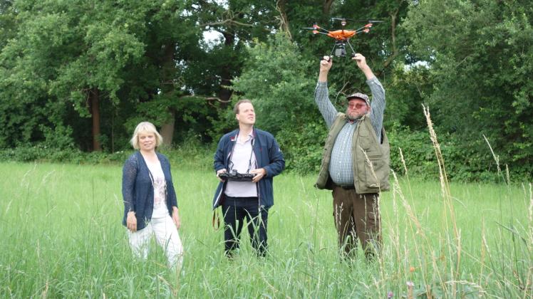 Marina Stolle, Frank Neumann und Jochen Aderhold, der die Drohne kunstvoll auffängt.   