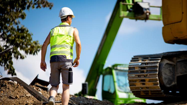 Bald allein auf der Baustelle? Baufirmen steuern auf einen verschärften Fachkräftemangel zu – wenn die Branche für Beschäftigte nicht attraktiver wird, warnt die IG Bau. 