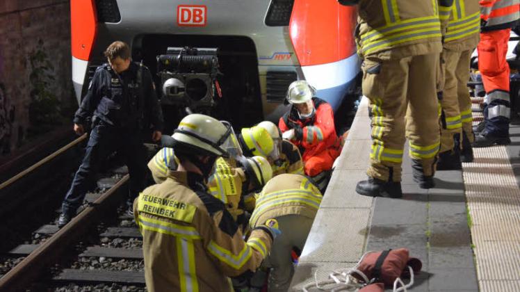 Bei einem Streit auf dem Bahnsteig in Reinbek war ein Mann auf die Gleise gestürzt und unter dem Zug eingeklemmt.