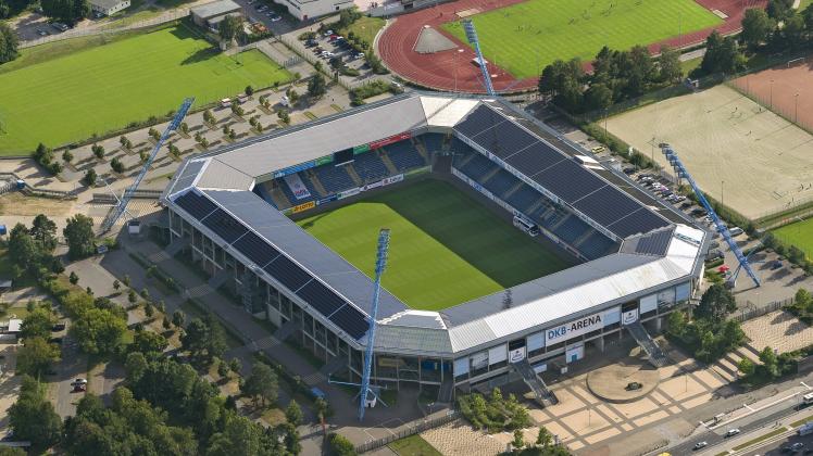 Das Ostseestadion in Rostock mit den charakteristischen hellblauen Flutlichtmasten.