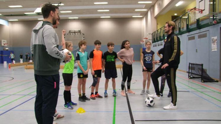 Bereits im Januar begeisterte die Real Madrid Fußballschule die Jugendlichen in Satrup. Rechts Andre Rechlin, der das Camp leitet.