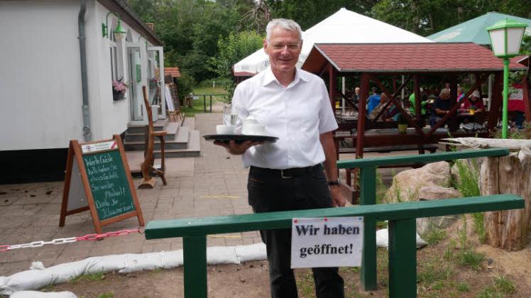 Wegen Kurzarbeit hilft Bernd Rohner derzeit als Kellner auf Hiddensee aus.